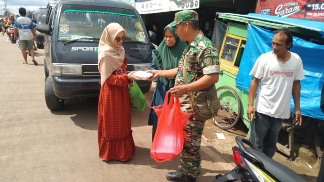 Jum’at Berkah, Koramil 0108/Bojong Kodim Pandeglang Bagikan Nasi Kotak