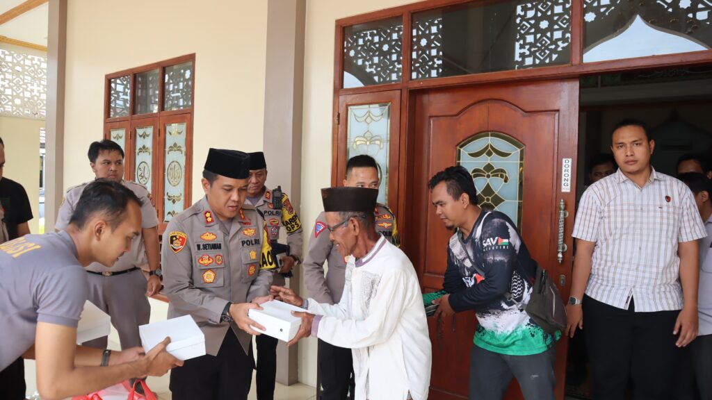 Polres Serang Gelar Warung Jum’at Barokah, Bagikan Nasi Kotak Kepada Masyarakat Polres Serang Gelar Warung Jum’at Barokah, Bagikan Nasi Kotak Kepada Masyarakat