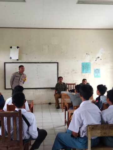 Bhabinkamtibmas Polsek Pontang Berikan Motivasi Belajar di SMK Merdesa