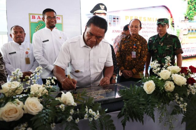 Al Muktabar Resmikan Gedung PLUT serta Jembatan Tanara dan Kemayungan