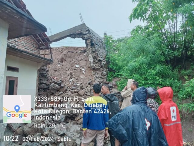 Lurah Kalitimbang, Babinsa Koramil 2301/Cilegon Bhabinkamtibmas Polsek Cibeber Bantu Warga Korban Longsor