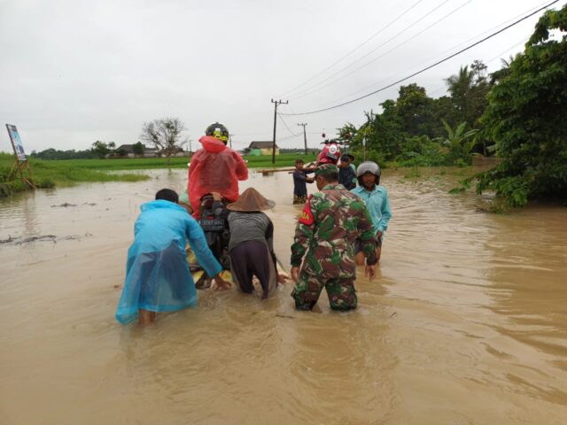 Air Sungai Meluap, Babinsa Koramil 0111/Pagelaran Siaga Banjir