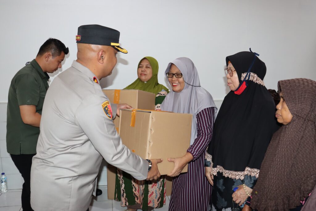 Cooling System Pemilu Aman dan Damai, Polres Serang Gelar Bakti Sosial di Pontang