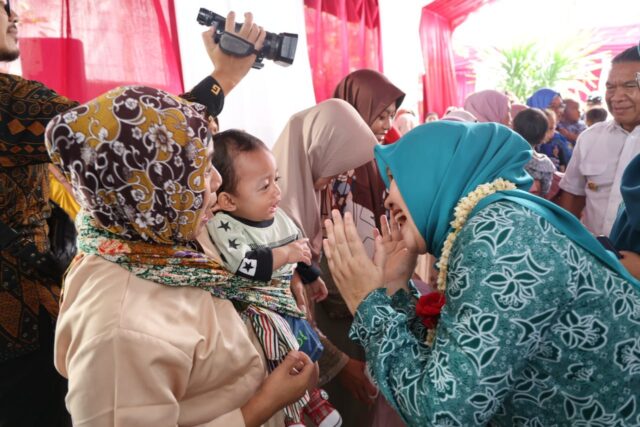 Pj Ketua TP PKK Provinsi Banten, Tine Al Muktabar Serahkan Bantuan Nugget kepada Posyandu Merpati Putih Kota Tangerang