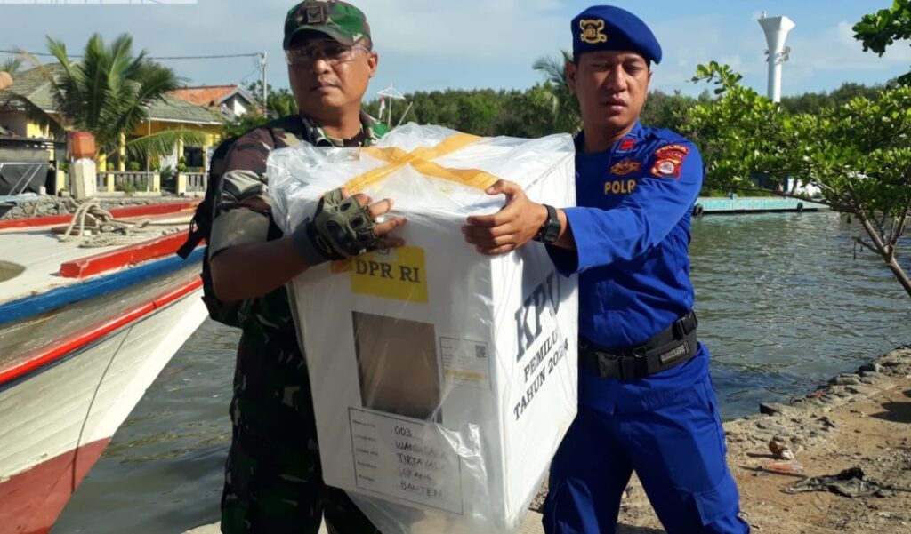 Babinsa Koramil 0602-11/Tirtayasa Bersama Bhabinkamtibmas, dan Polairud Kawal Distribusi Logistik Pemilu 2024 Babinsa Koramil 0602-11/Tirtayasa Bersama Bhabinkamtibmas, dan Polairud Kawal Distribusi Logistik Pemilu 2024