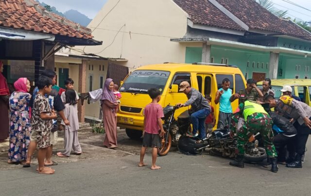 Sigap, Babinsa Koramil 0602-12/Ciomas Membantu Korban Kecelakaan Lalulintas