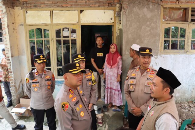 Kapolres Serang Takziah Ke Rumah Duka Pengawas TPS Yang Gugur Saat Bertugas