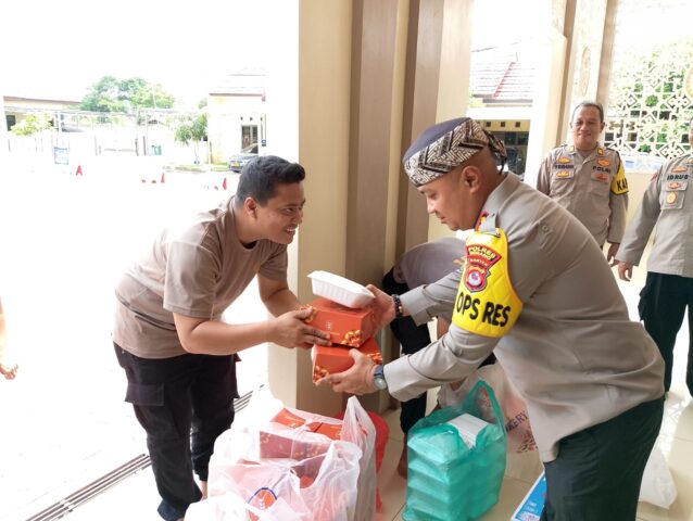 Polres Serang Gelar Warung Jum’at Barokah, Bagikan Nasi Kotak Kepada Warga