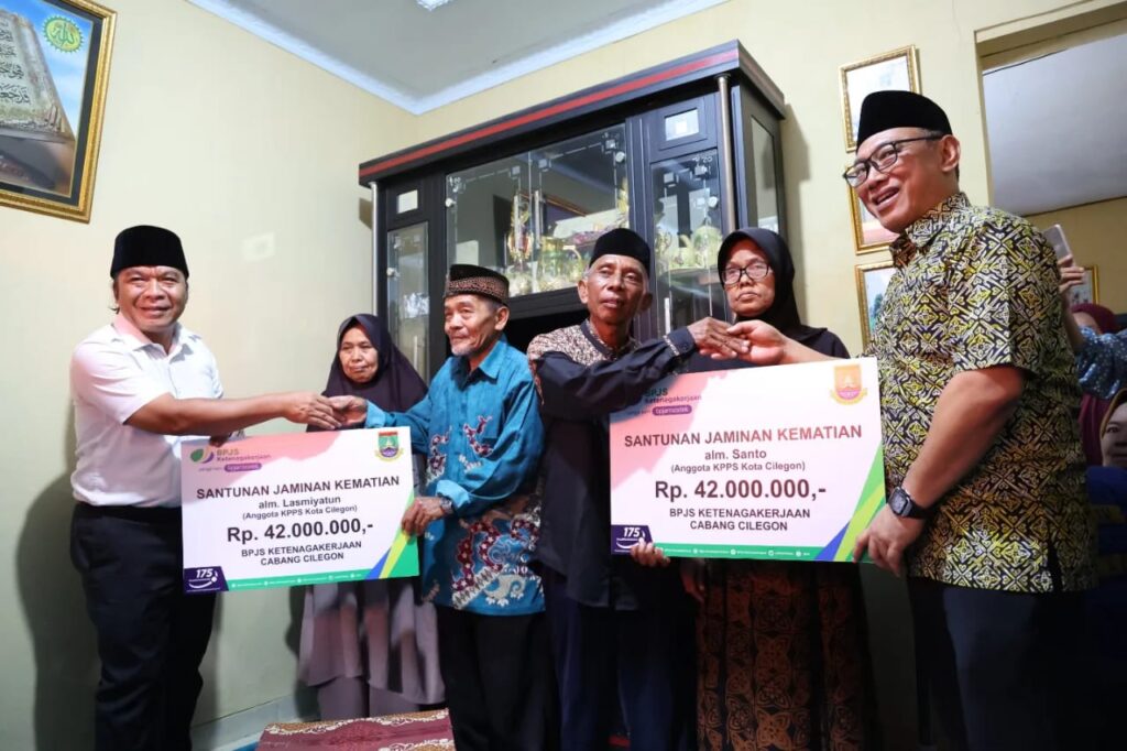 Al Muktabar Serahkan Bantuan kepada Keluarga Penyelenggara Pemilu 2024 yang Gugur