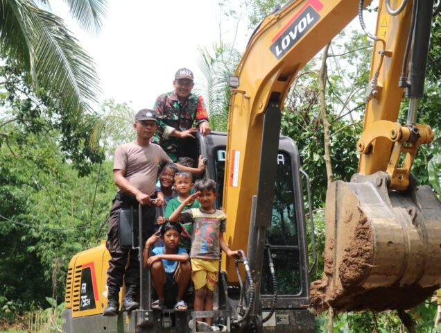 Di Lokasi TMMD ke- 119, Excavator Menjadi Sarana Hiburan Untuk Anak-anak Kampung Cisalak