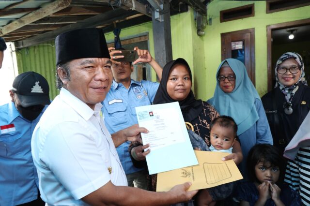 Takziah ke Rumah Almarhum Penyelenggara Pemilu di Kota Serang, Pj Gubernur Berikan Pelayanan Adminduk