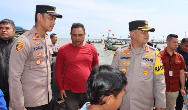 Bentuk Tali Asih, Kapolres Serang Bagikan Sembako dan Pelampung Untuk Nelayan di Tirtayasa