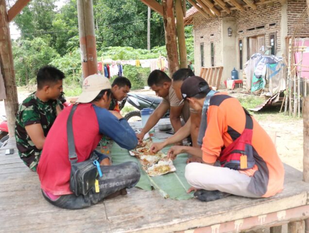 Makan Bersama Pererat Hubungan Satgas TMMD Ke 119 Kodim 0602 Serang Dengan Warga