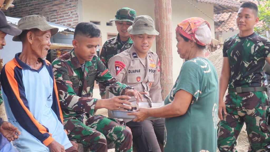 Secangkir Kopi dari Nenek Nariah Menambah Semangat Anggota Satgas TMMD Ke 119 Kodim Serang Secangkir Kopi dari Nenek Nariah Menambah Semangat Anggota Satgas TMMD Ke 119 Kodim Serang