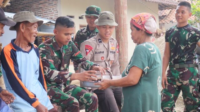 Secangkir Kopi dari Nenek Nariah Menambah Semangat Anggota Satgas TMMD Ke 119 Kodim Serang