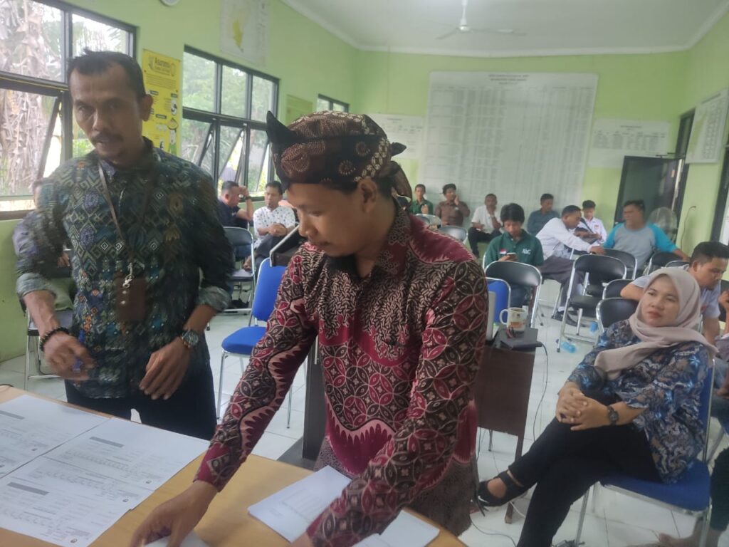 Tanpa Lelah Personil Polsek Pantau Perhitungan Suara di PPK Lebakwangi Tanpa Lelah Personil Polsek Pantau Perhitungan Suara di PPK Lebakwangi