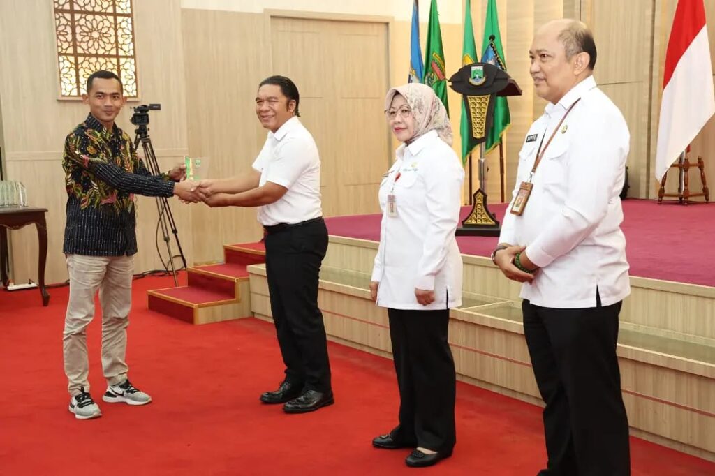 Al Muktabar Berikan 329 Penghargaan Perusahaan yang Terapkan K3 Al Muktabar Berikan 329 Penghargaan Perusahaan yang Terapkan K3
