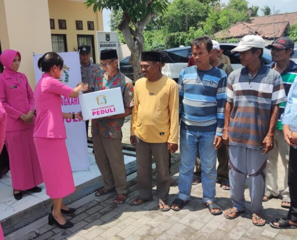 Bhayangkari Peduli, Kunker Ketua Cabang Bhayangkari Polres Serang Baksos di Polsek Tirtayasa