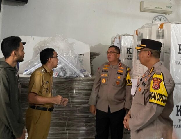 Kapolda Banten Tinjau Tempat Penyimpanan Logistik Pemilu Di PPK Carenang Kabupaten Serang