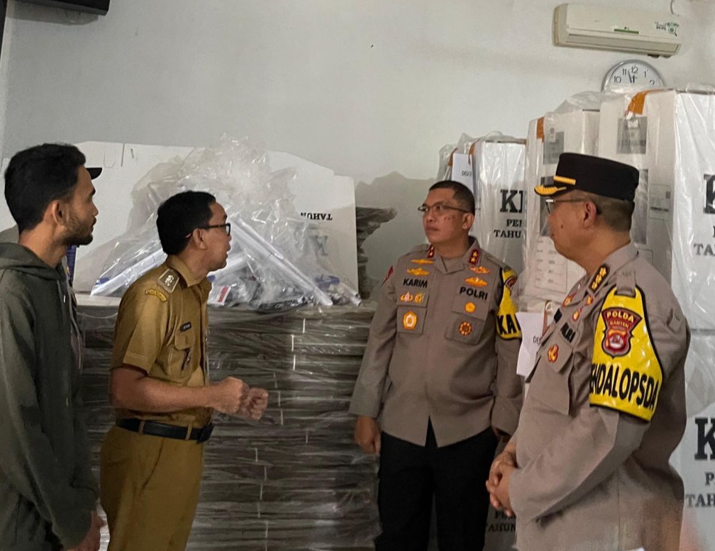 Kapolda Banten Tinjau Tempat Penyimpanan Logistik Pemilu Di PPK Carenang Kabupaten Serang Kapolda Banten Tinjau Tempat Penyimpanan Logistik Pemilu Di PPK Carenang Kabupaten Serang