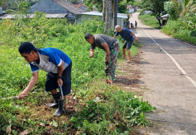 Jumat Bersih, Babinsa Koramil 0602-19/Cikande Bersama Warga Gelar Karya Bakti Bersihkan Jalan dan Drainase