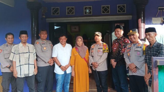 Disela Sela Kesibukannya, Kapolres Pandeglang Takziah ke Rumah Duka Anggota KPPS Desa Margasana