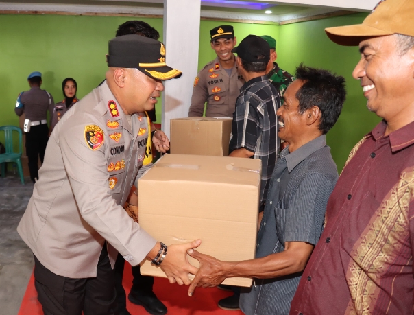 Gelar Baksos, Polres Serang Bagikan Paket Sembako di Pesisir Tirtayasa