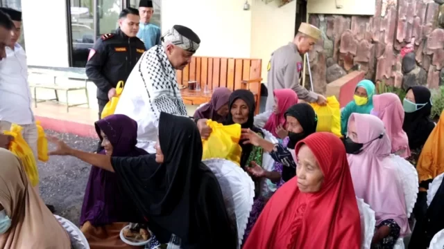 Kapolres Serang Gelar Buka Puasa Bersama dan Berikan Bingkisan Sembako kepada Warga