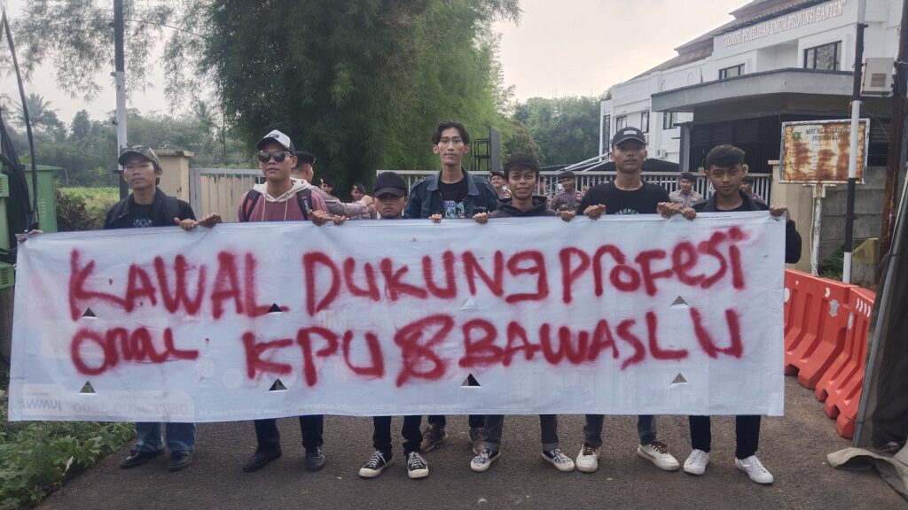 Suara Mahasiswa Banten Gelar Aksi Solidaritas di KPU Banten