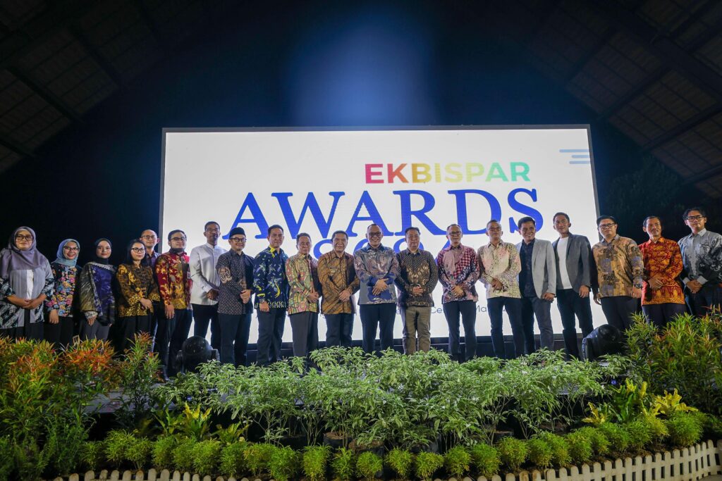 Pj Gubernur Banten Al Muktabar Raih Ekbispar Award 2024