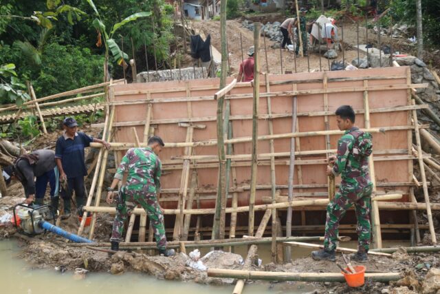 Satgas TMMD Ke 119 Kodim 0602/Serang Terus Kejar Pembuatan Jembatan