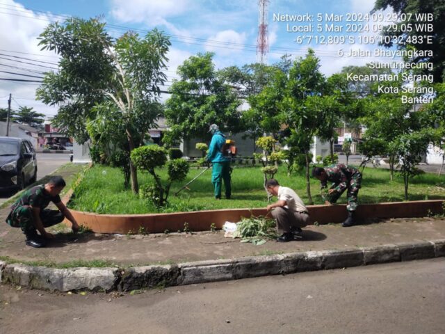 Anggota Koramil 0602-01/Kota Serang Gelar Karya Bakti Pembersihan Jalan dan Taman 