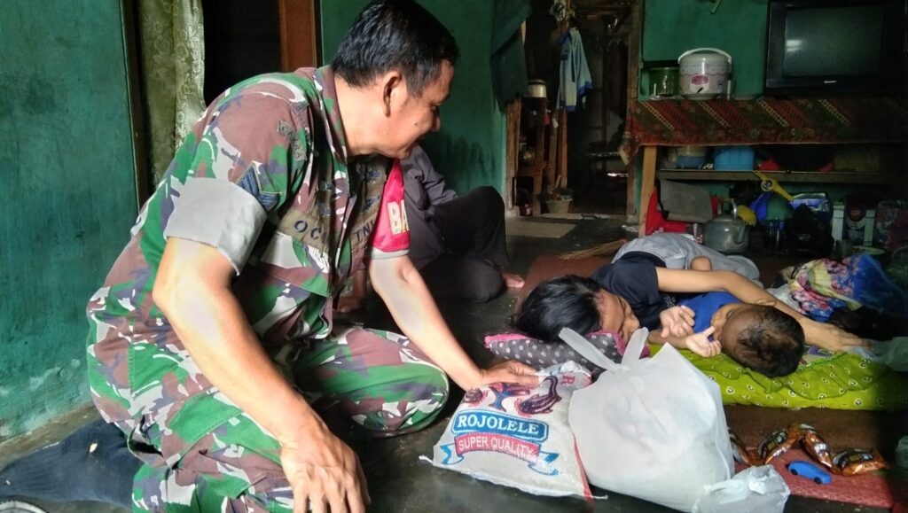 Peduli Anak Stunting, Babinsa Koramil 0602-05/Cipocok Jaya Berikan Bantuan Peduli Anak Stunting, Babinsa Koramil 0602-05/Cipocok Jaya Berikan Bantuan