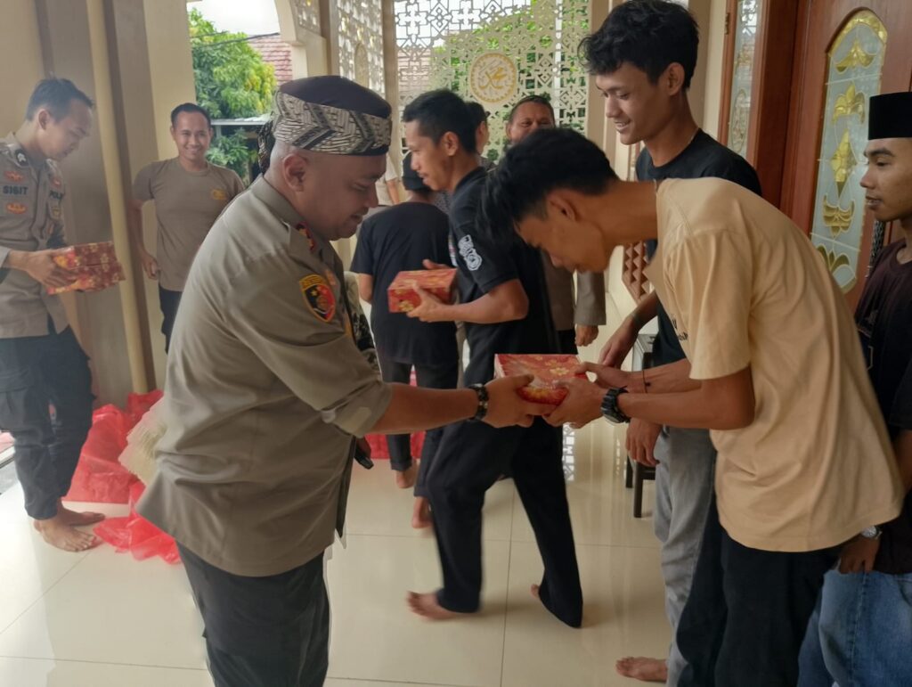 Polres Serang Gelar Warung Jum’at Barokah, Bagikan Nasi Kotak Kepada Masyarakat