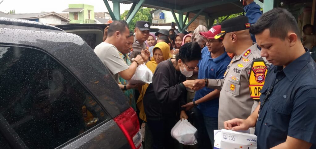 Sambut Bulan Suci Ramadhan, Kapolres Serang Bagikan 200 Paket Sembako di Balai Desa Kibin