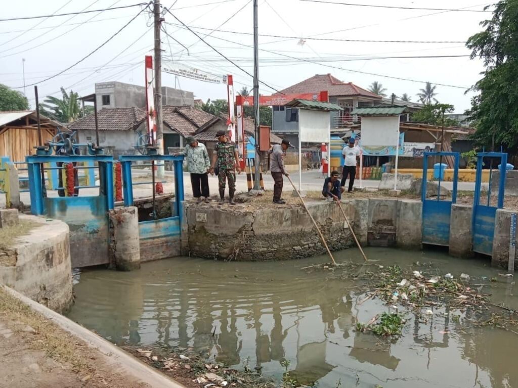 Sinergi TNI-POLRI, Koramil 0602-11/Tirtayasa dan Anggota Polsek Tirtayasa Gelar Karya Bakti