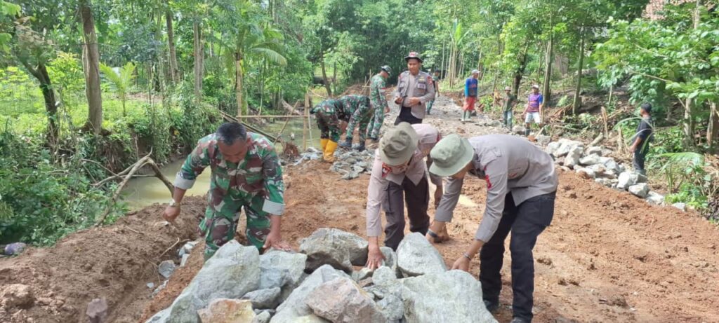 Meski Cuaca Hujan, Pembuatan TPT TMMD Ke 119 Kodim 0602/Serang Sudah Hampir Rampung Meski Cuaca Hujan, Pembuatan TPT TMMD Ke 119 Kodim 0602/Serang Sudah Hampir Rampung