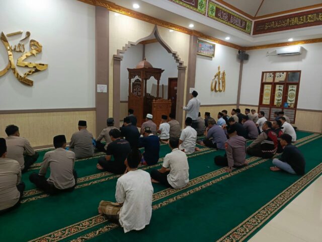 Gelar Sholat Tarawih Di Masjid As-Salam, Kapolres Serang : Memperkokoh Keharmonisan Dalam Bulan Suci Ramadhan