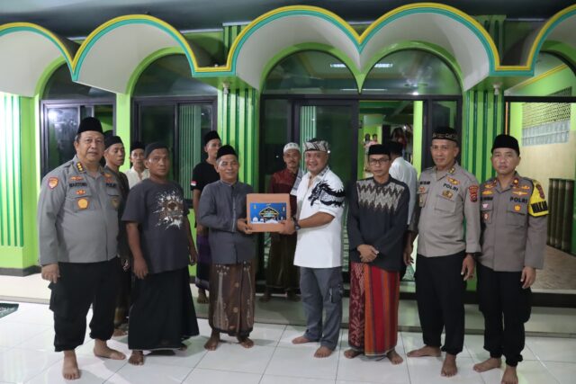 Kapolres Serang Dampingi Karorena dan Dir Polairud Polda Banten Tarawih Keliling di Kecamatan Kibin