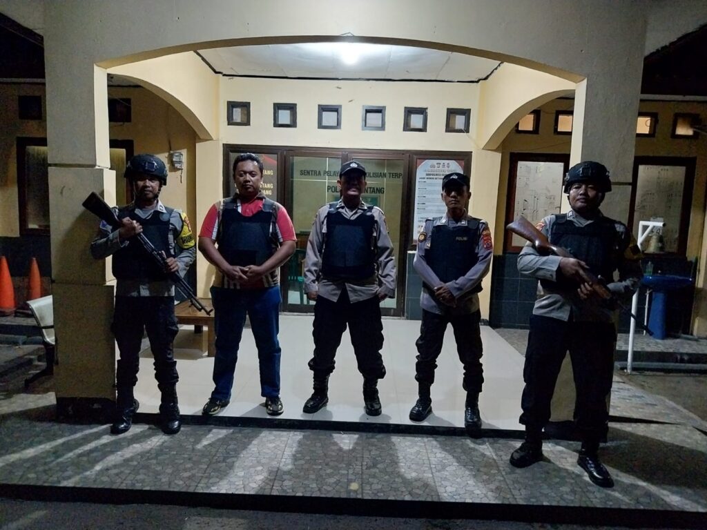 Tingkatkan Kewaspadaan, Personil Jaga Polsek Pontang Antisipasi Keamanan Mako
