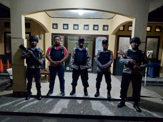 Tingkatkan Kewaspadaan, Personil Jaga Polsek Pontang Antisipasi Keamanan Mako