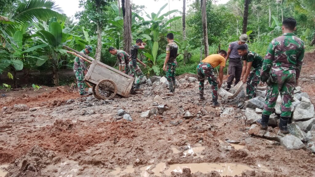 Kondisi Jalan Berlumpur, Anggota Satgas TMMD Ke 119 0602/Serang Bekerja Tanpa Lelah Kondisi Jalan Berlumpur, Anggota Satgas TMMD Ke 119 0602/Serang Bekerja Tanpa Lelah