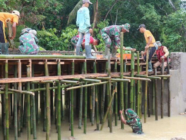 Hujan Bukan Penghalang, Satgas TMMD Kodim 0602/Serang Tetap Lanjutkan Pekerjaan Jembatan