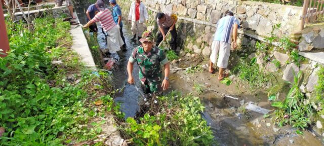 Peduli Lingkungan, Babinsa Gotong Royong Bersama Masyarakat