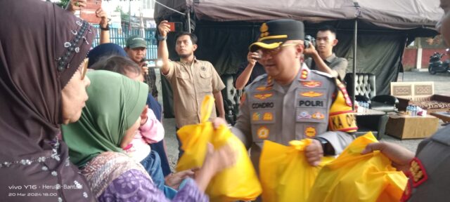 Safari Ramadhan Kapolres Serang Didampingi Kapolsek Cikande Buka Puasa Bersama Warga dan Bagikan Sembako