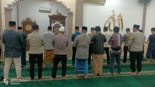 Salat Tarawih Dengan Warga, Bhabinkamtibmas Polsek Pontang Beri Nasihat