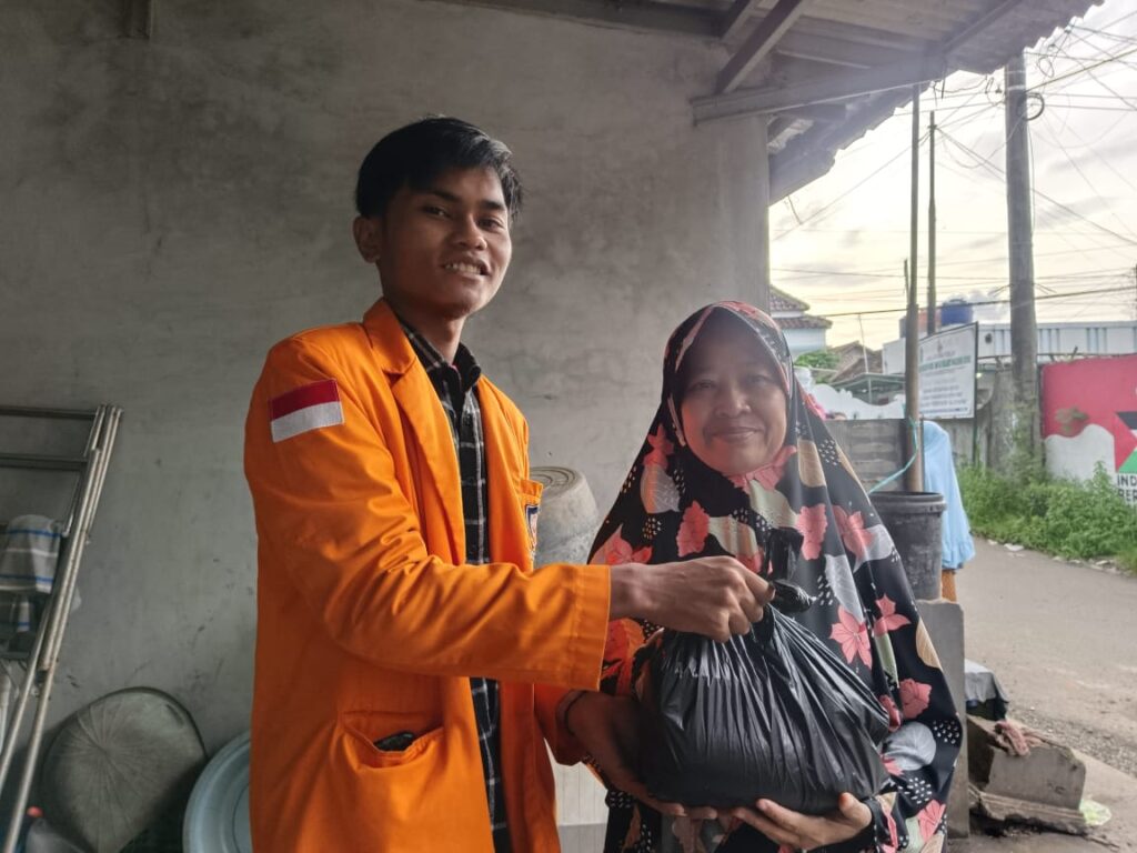 Peduli Sesama, BEM Universitas Primagraha Salurkan Bantuan Sembako Peduli Sesama, BEM Universitas Primagraha Salurkan Bantuan Sembako