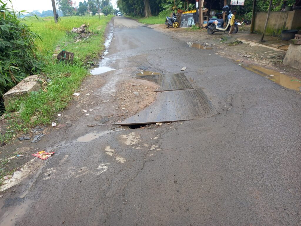 Jalur Petir – Baros Rusak Parah, Masyarakat Harap Pemerintah Segera Lakukan Perbaikan