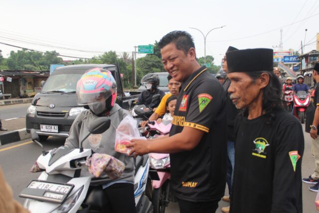 Jawara Banten Bersatu Berbagi Takjil di Jalan Raya Serang-Pandeglang