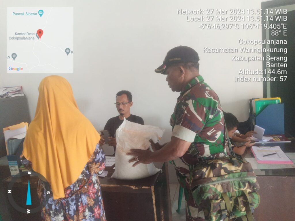Babinsa Koramil 0602-07/Waringinkurung Bantu Proses Penyaluran Bantuan Beras Dari Pemerintah Babinsa Koramil 0602-07/Waringinkurung Bantu Proses Penyaluran Bantuan Beras Dari Pemerintah